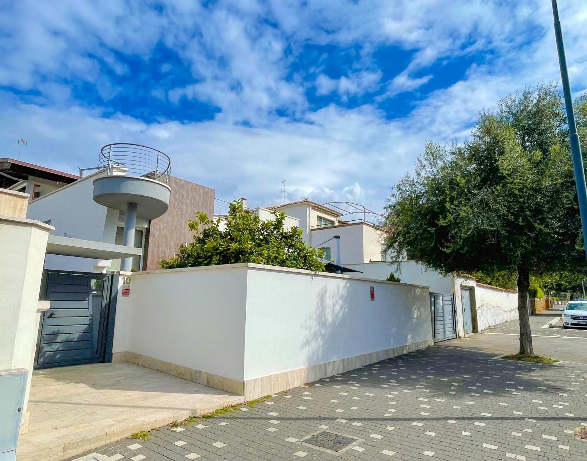 The Shabby House - Charming Seaside Retreat In Central Anzio, Steps From Beach And Train Station Exterior photo